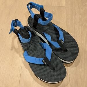 Woman's platform Teva sandals